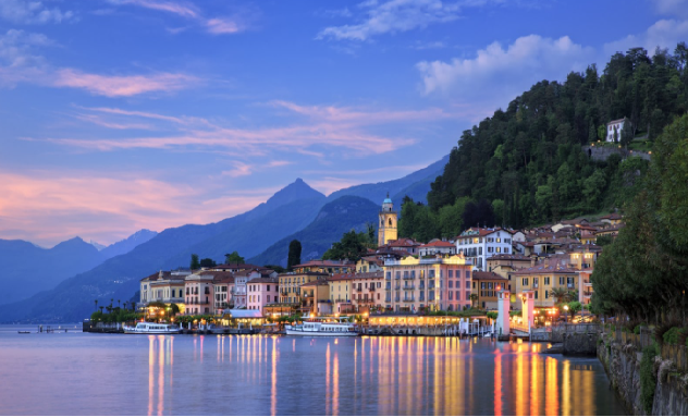 Lago circondato dalle montagne
