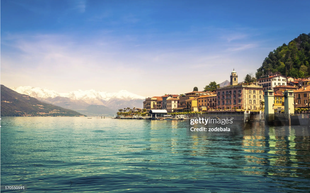 Paesaggio di lago e montagne